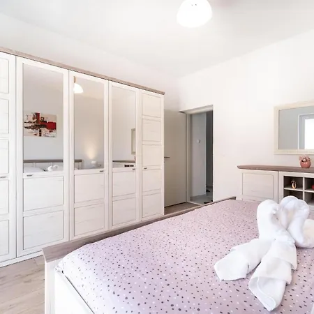 Beautiful In With Kitchen Apartment *