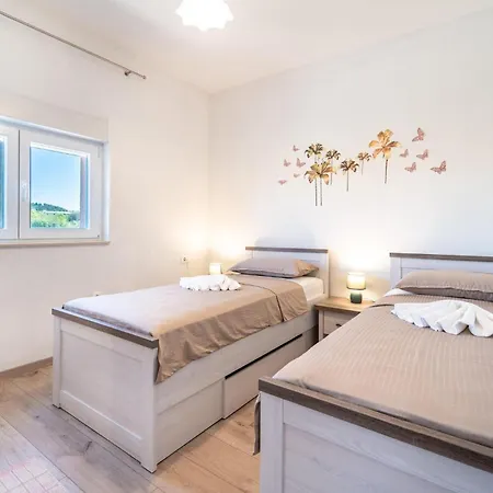Appartamento Beautiful In With Kitchen Benkovac